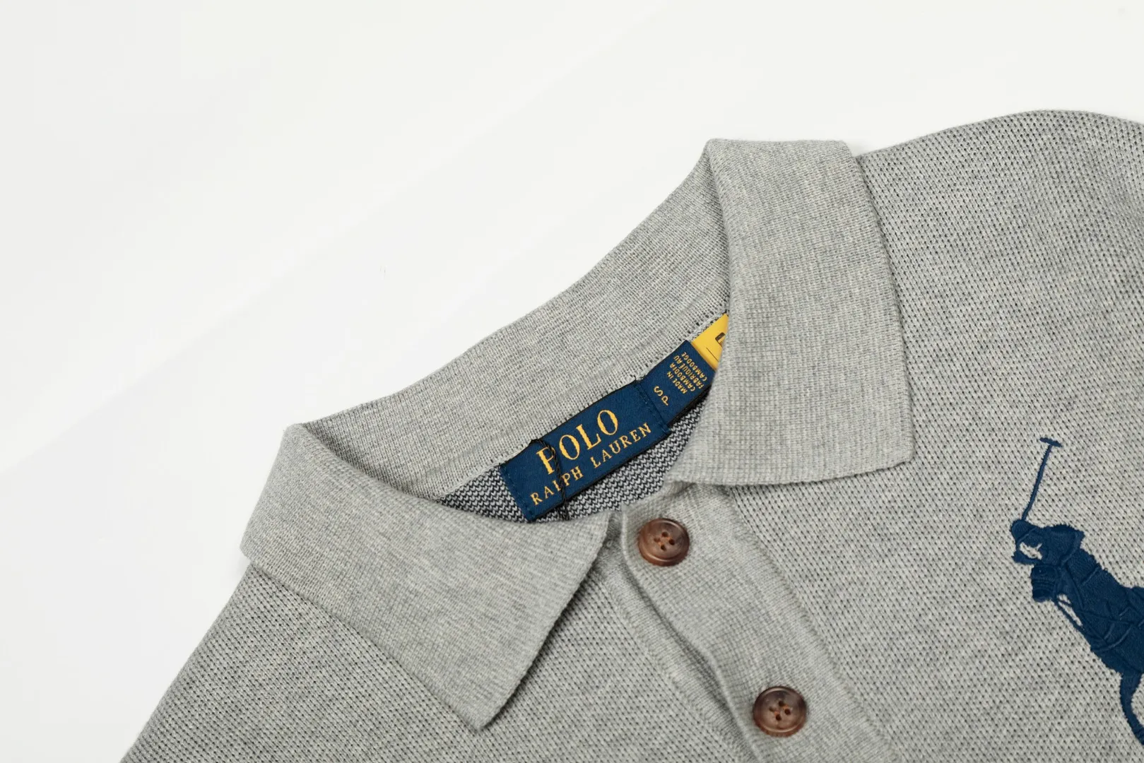 P250 Top quality" Style number: DS164# (not off the shelves all year round) [Ralph Lauren autumn and winter Malaysia embroidered logo knitted POLO lapel sweater] ✅Ralph Lauren Ralph Lauren classic basic lapel POLO same style knitted autumn and winter sweater for men and women ✅Main supplier platform live broadcast Wholesale entity Replenish when out of stock Not off the shelf ✅ZP quality 1:1 version Scan the code to enter the GF website Counter quality ✅Detailed quality is the only one in Guangzhou Imported quality cotton yarn, 750g weight, focusing on high-end, cost-effective, good quality, needless to say, ✅The version is restored to the original order, the maximum size can be worn up to 190 pounds, loose, comfortable and stress-free, ✅The upper body is simple and easy to match, a must-have for male gods. Good-looking clothes are never picky. A must-have in couples' wardrobes. Size: S-XL. Color: Milk white, gray, black and white, black and red, navy white label, navy red label